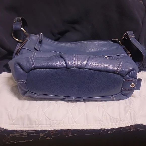 Tignanello Woman's blue leather purse. Beautiful, luxurious, minimal call outs - Picture 6 of 8